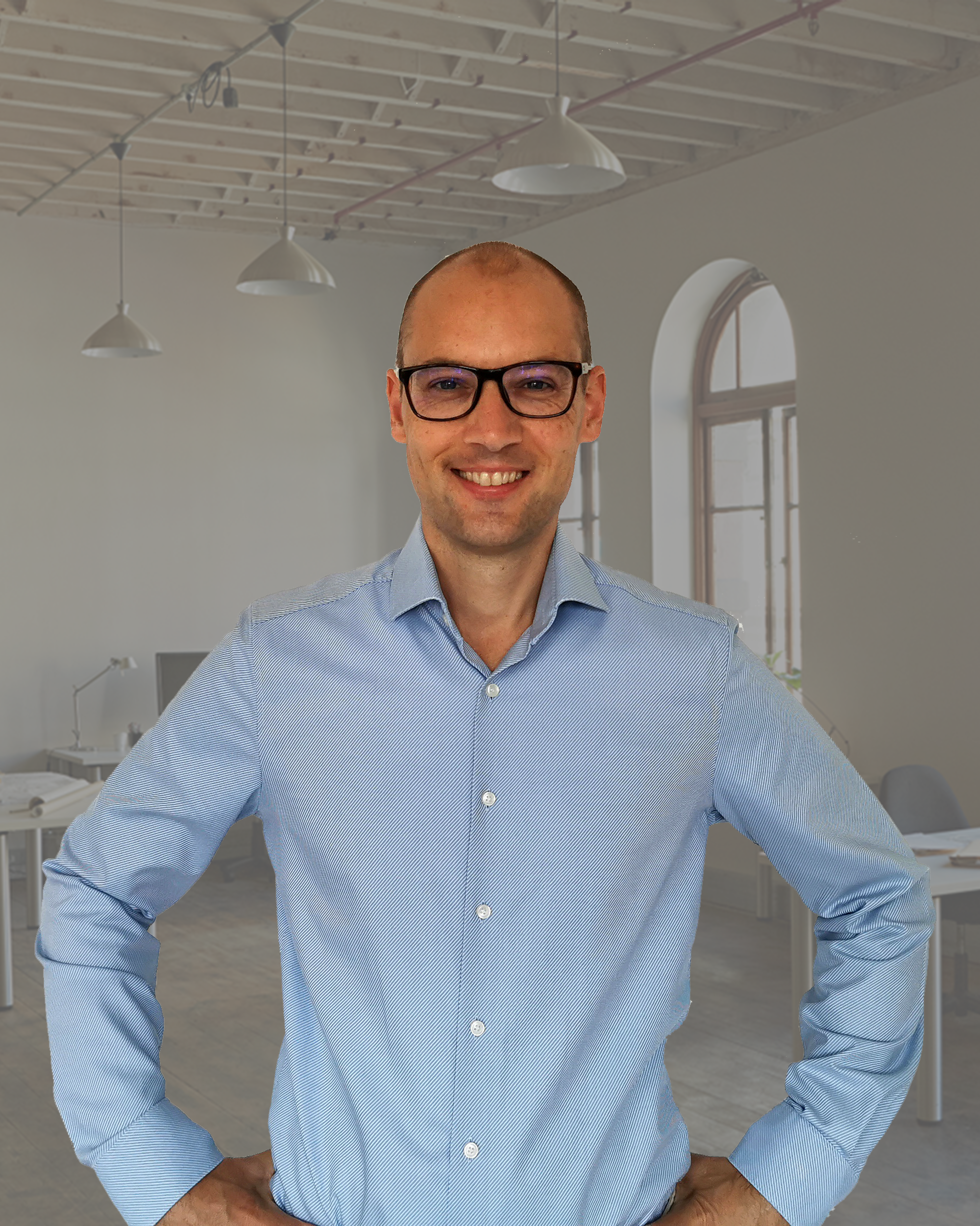 Michiel Kox staat met de handen in zijn zij