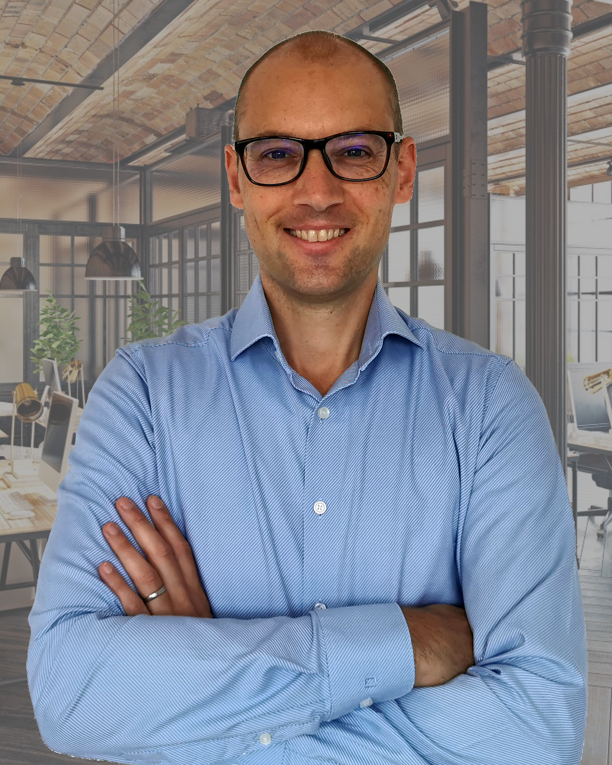 Michiel staat met zijn armen over elkaar je lachend aan te kijken