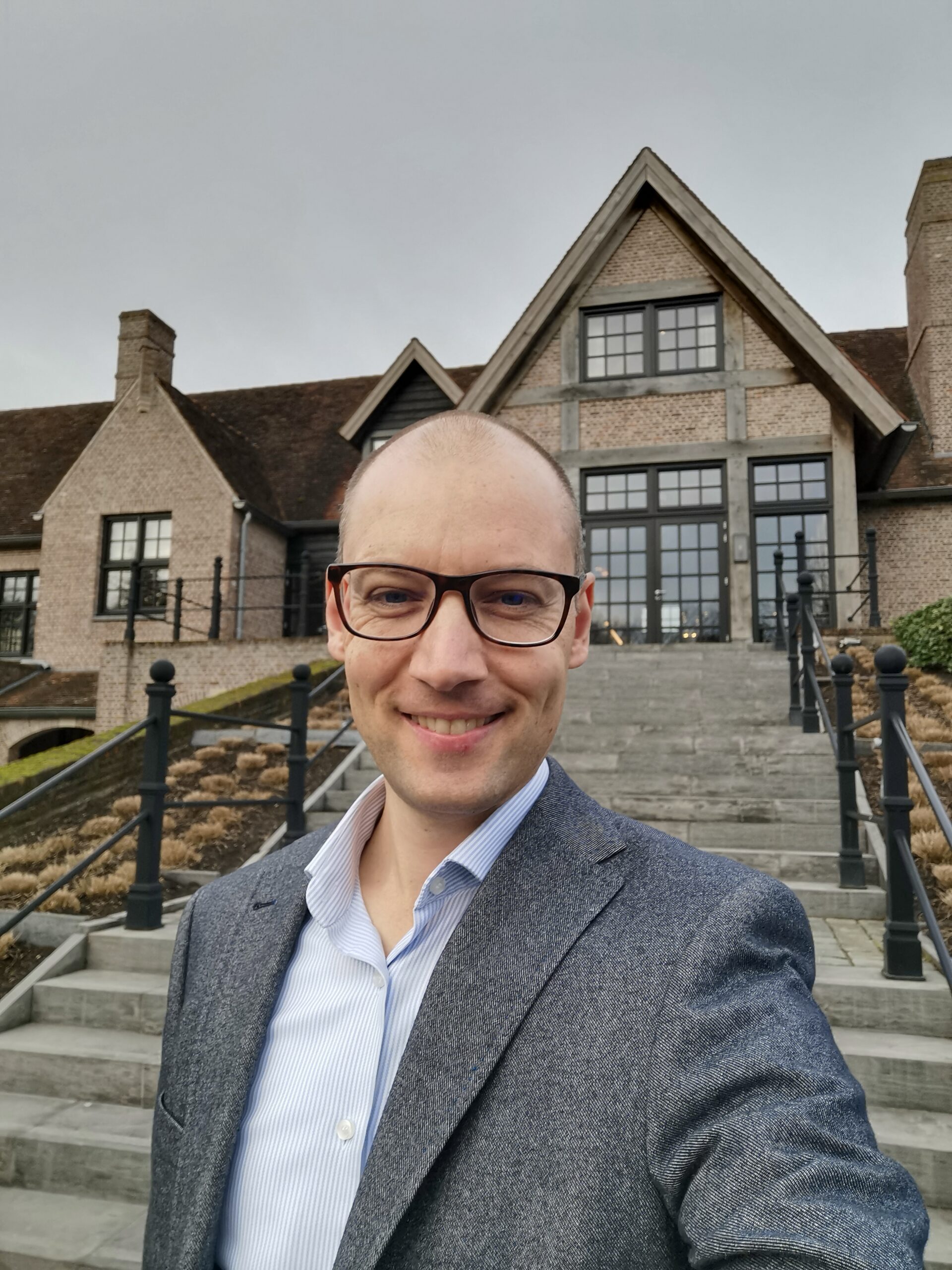 Michiel Kox staat voor de entree van The Duke