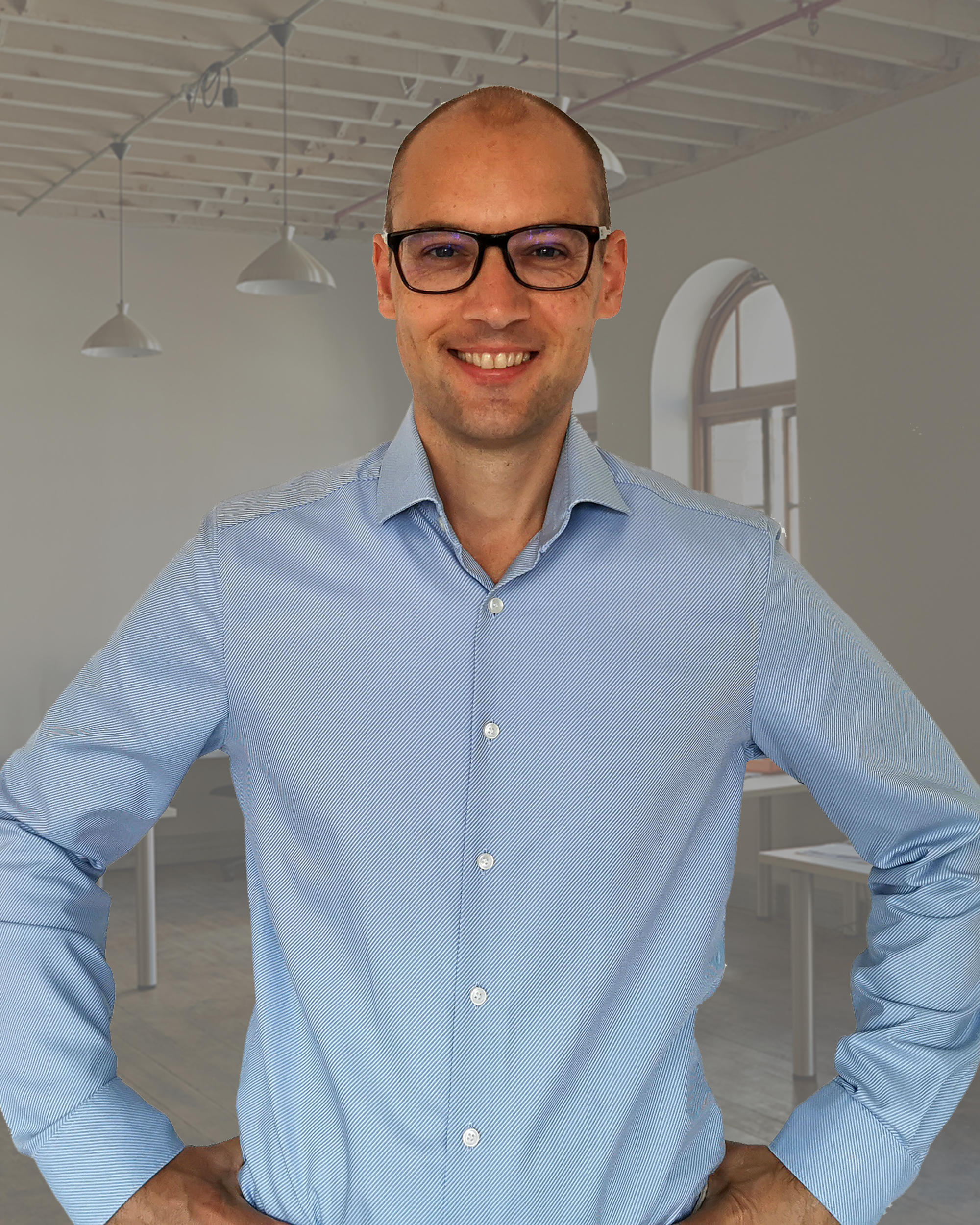 Michiel staat met zijn handen in zijn zij