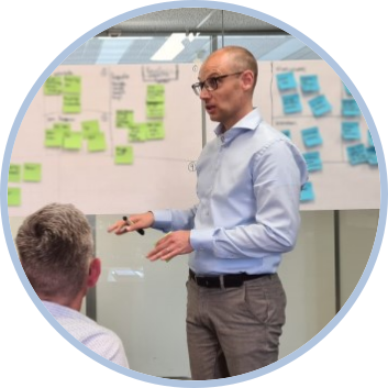 Michiel Kox aan het uitleggen tijdens workshop