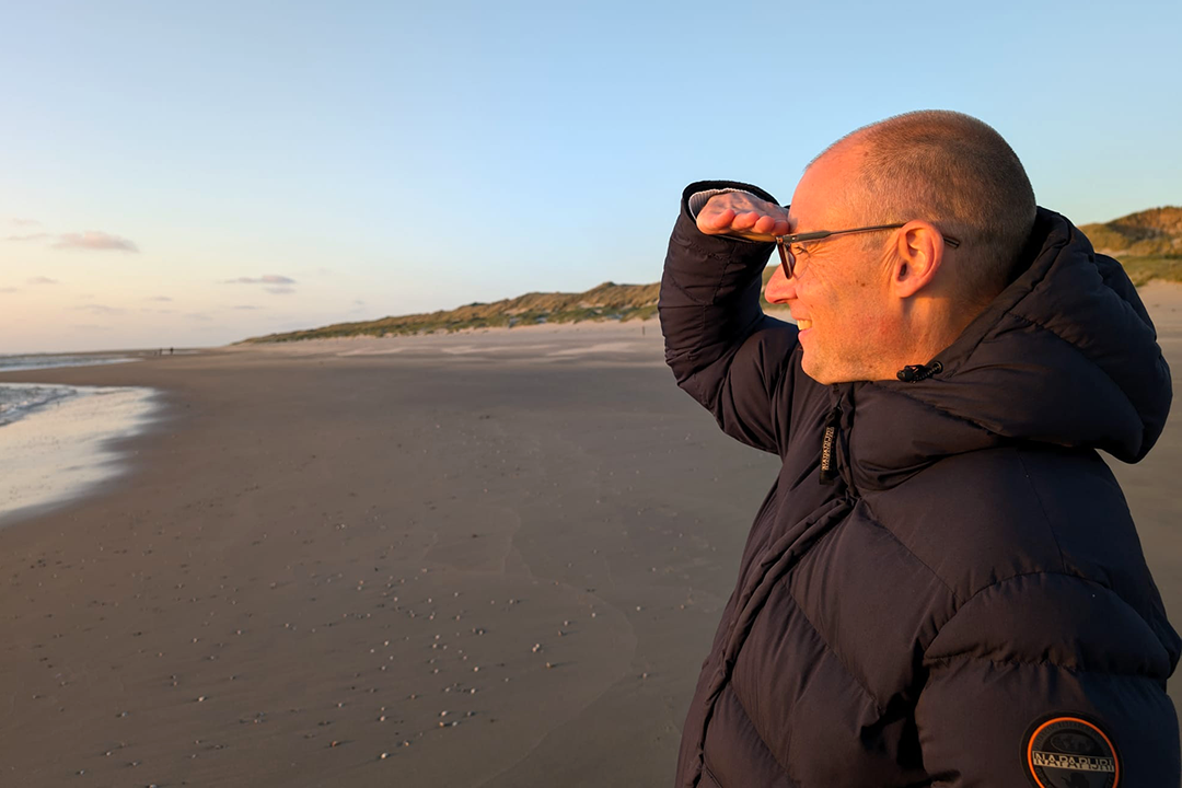Michiel kijkt in de verte