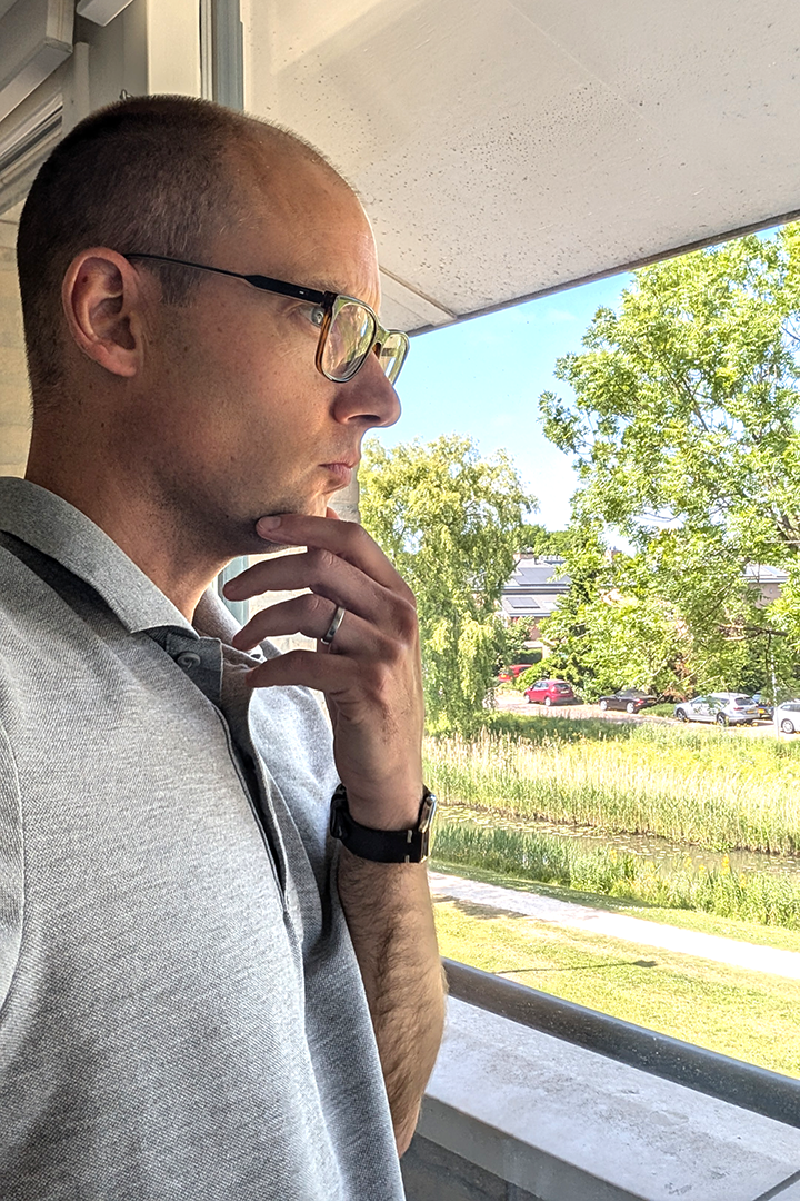 Michiel kijkend uit het raam, nadekend en analyserend
